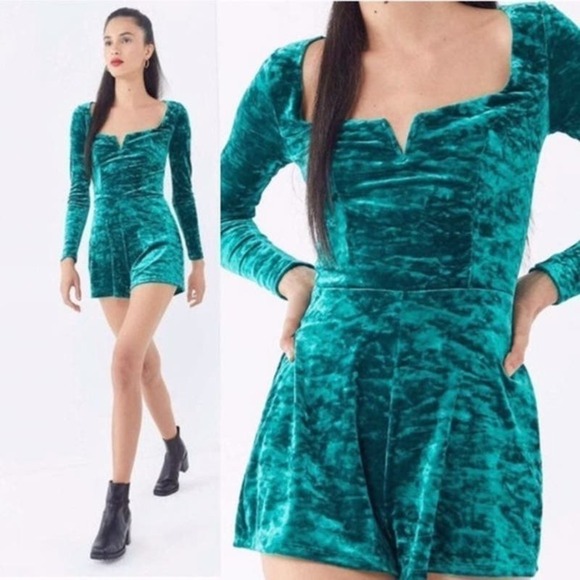 NWT Urban Outfitters Sasha Long Sleeve Velvet Romper in Emerald Green Size Small - Picture 12 of 12